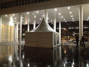 Slapen in een tent voor het stadhuis