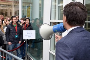 De wethouder spreekt toe voor betreding van het beloofde land